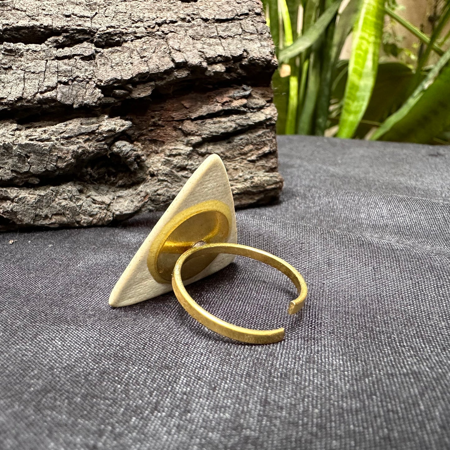 Sea Breeze Triangle Ceramic Ring